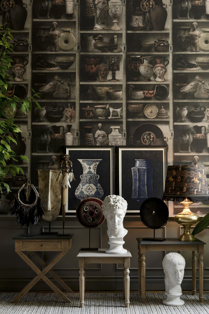 Mind the Gap Greek Pottery Behang The Home Of An Eccentric Man&nbsp;Behang Collectie WP20417