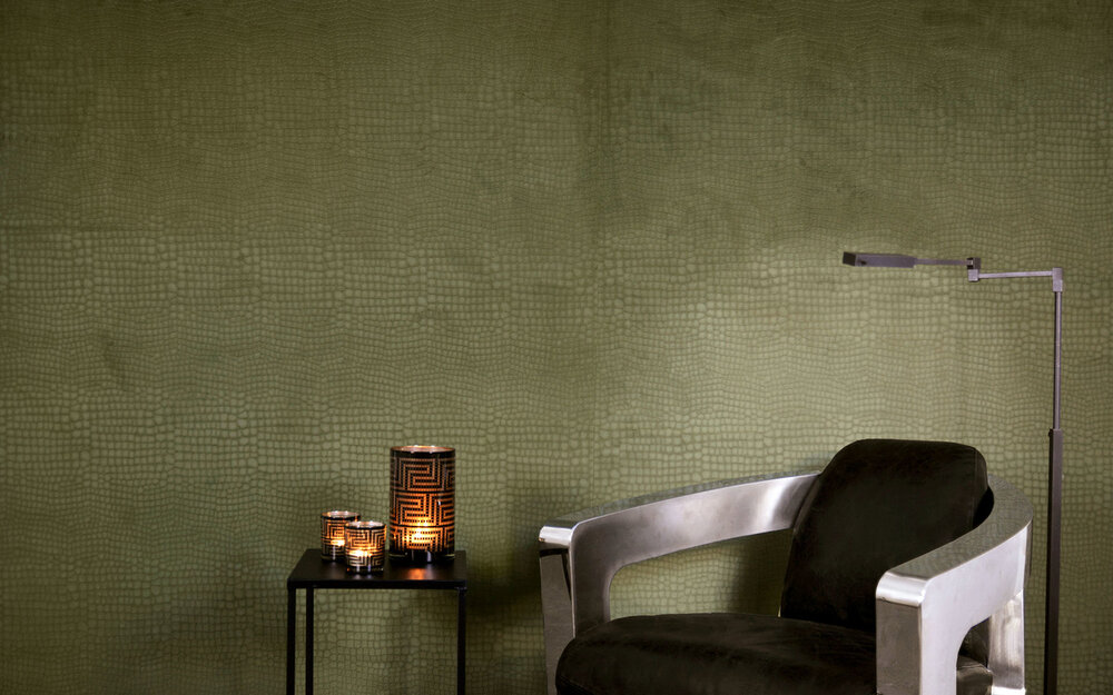Behang Dutch Wall Textile Co. Jungle DWC 10001 sfeer Krokodil fluweel Luxury By Nature