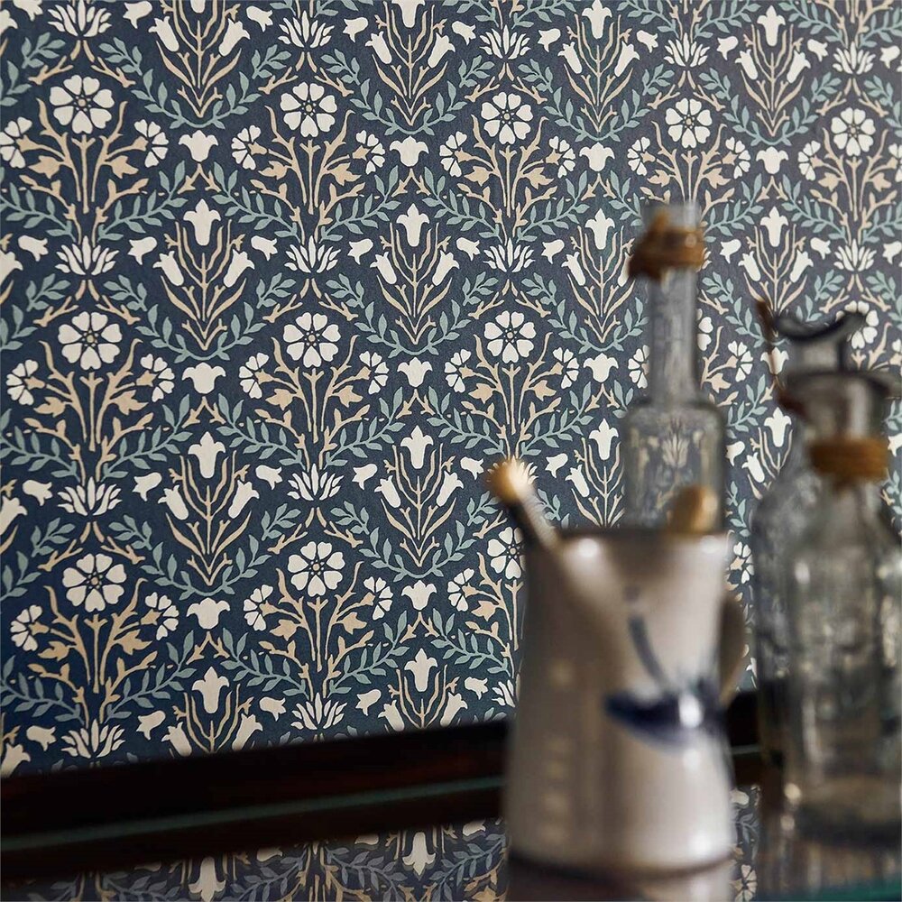 Morris &amp; Co Morris Bellflowers behang William Morris Archive IV 4 The Collector sfeer