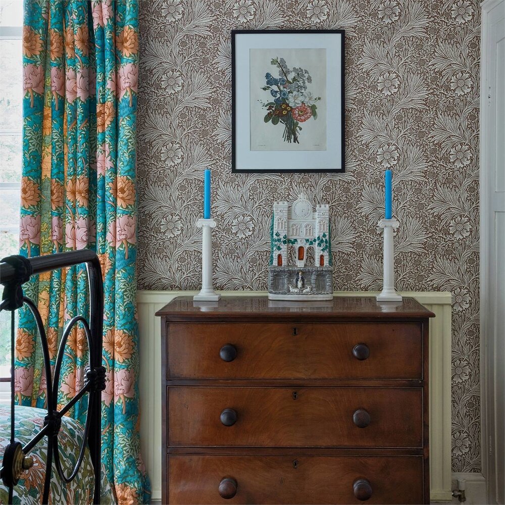 Morris &amp; Co. Marigold Behang 