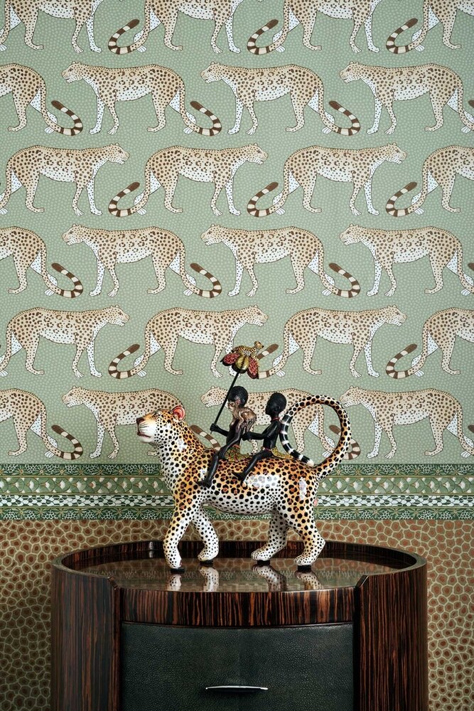 Leopard Walk behang Ardmore Cole and Son sfeer