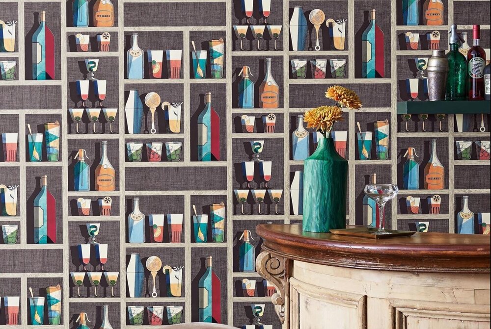 Fornasetti Cocktails behang 114-23043 sfeer Senza Tempo Cole and Son flessen kast cocktails