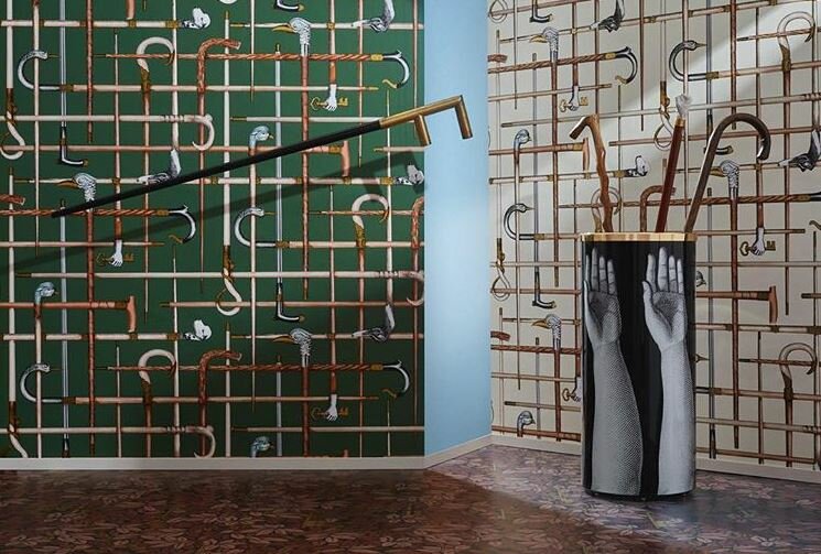 Fornasetti Bastoni behang Cole and Son Senza Tempo behangpapier collectie Luxury By Nature sfeer