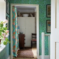 Morris &amp; Co. Willow Bough Behang