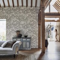 Behang Morris &amp; Co. Bachelors Button 216050 - Pure Morris collectie Luxury By Nature sfeer 1