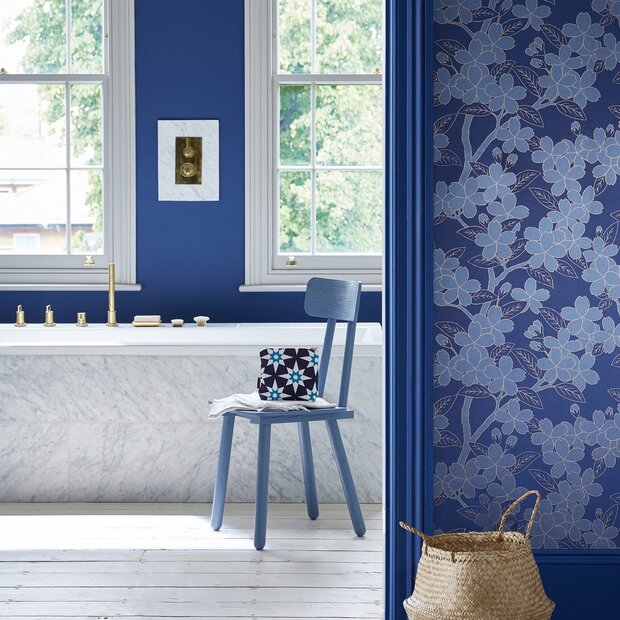 Behang Little Greene Camellia Smalt sfeer 20th Century Papers Luxury By Nature