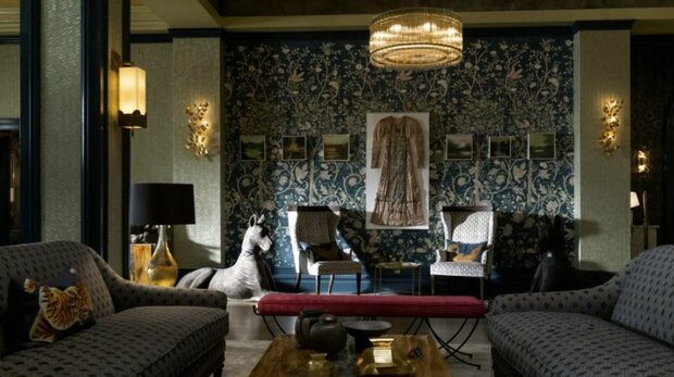 netflix inventing anna behang howard hotel set