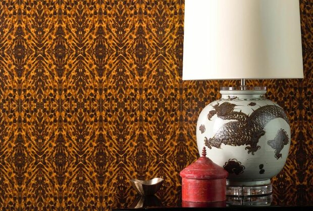 jim thompson tortoiseshell cognac behang  jt021067003 sfeer