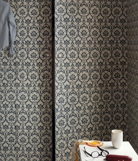 behang Farrow and Ball Brocade Present and Correct Luxury By Nature sfeer