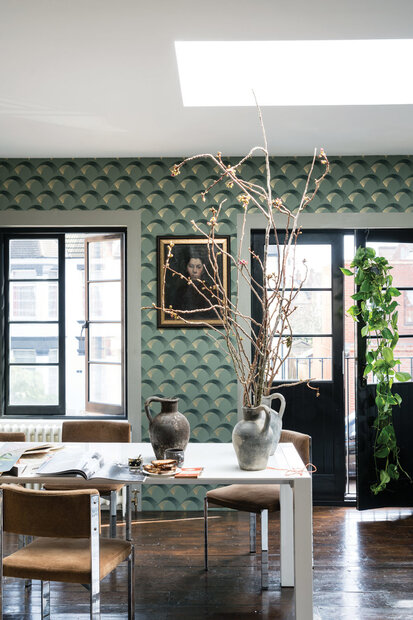 Behang Farrow and Ball Arcade 5307 sfeer - Latest and Greatest Luxury By Nature