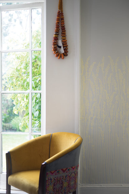 Behang Farrow &amp; Ball Feather Grass BP5104 sfeer - Latest Gratest Luxury By Nature