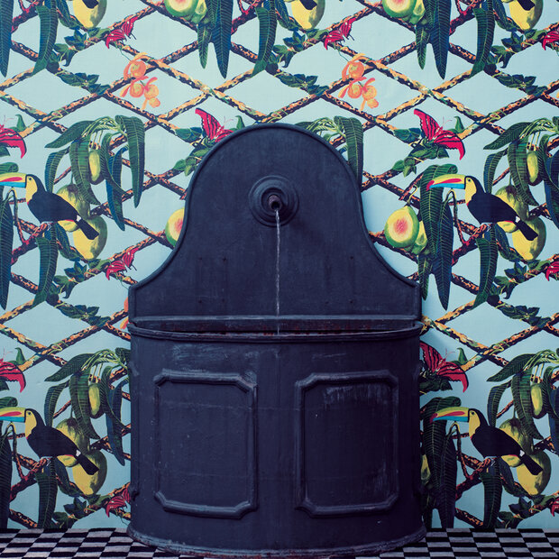 Gaston y Daniela Tucan behang GDW-5453-001 Librer&iacute;a Luxury By Nature sfeer