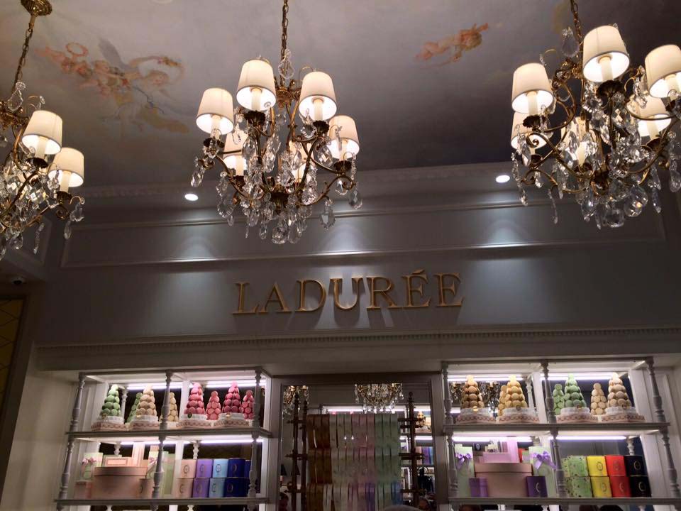 Plafond van Laduree verzorgd door Papiers de Paris
