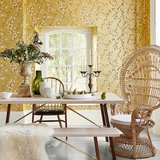 Behang Little Greene Sakura Yellow Lustre - Archive Trails Collectie Luxury By Nature sfeer 2